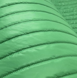 21mb OUTLET PUMI zielona Tkanina pikowana w Pasy co 5cm Odzieżowa na kurtki torebki Materiał